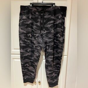 Athleta Triumph Printed Jogger Black Camo Lux NWT Plus Size 3X Cozy Pants